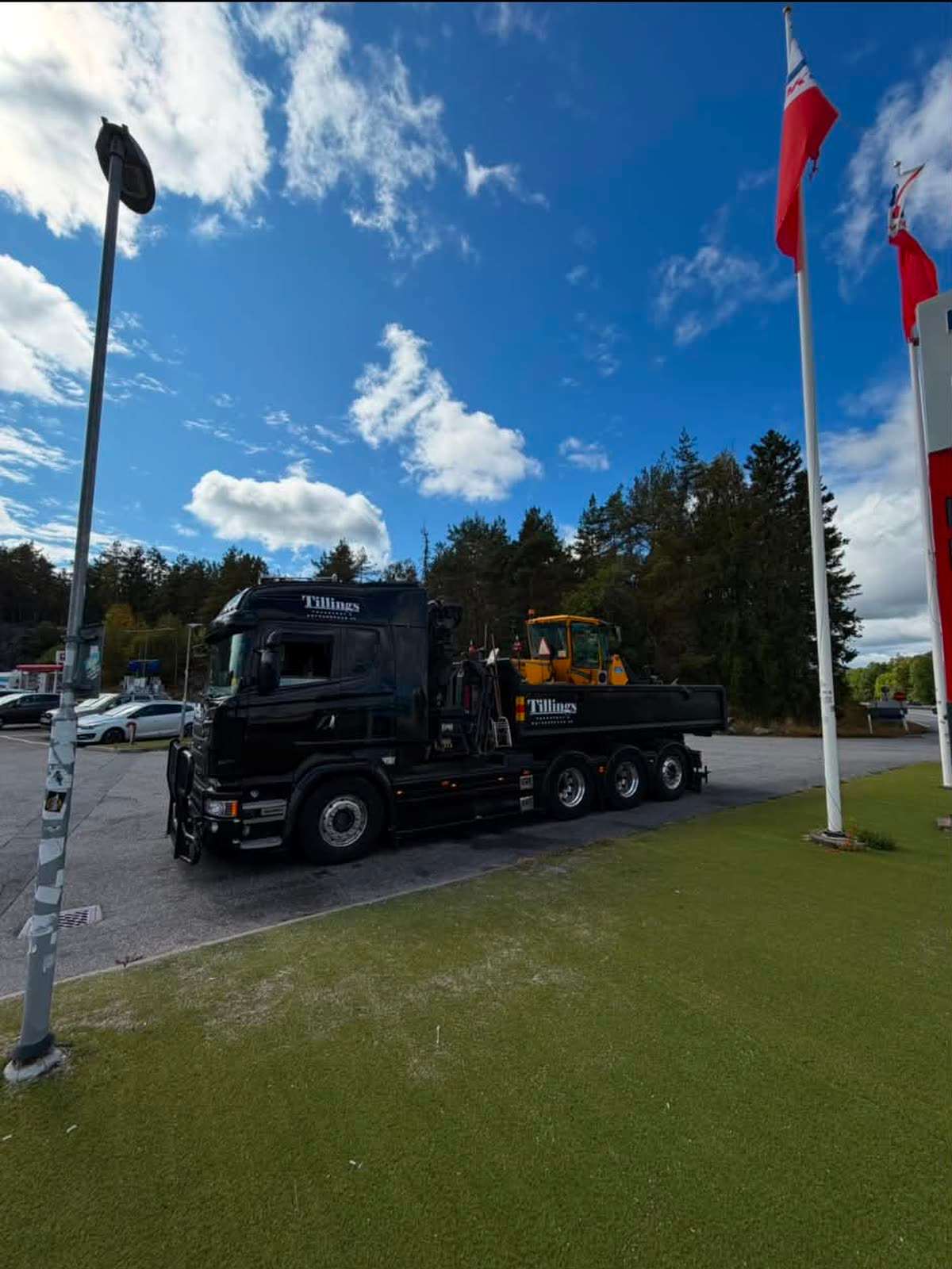 Tillings kranbil med grävmaskin på flaket