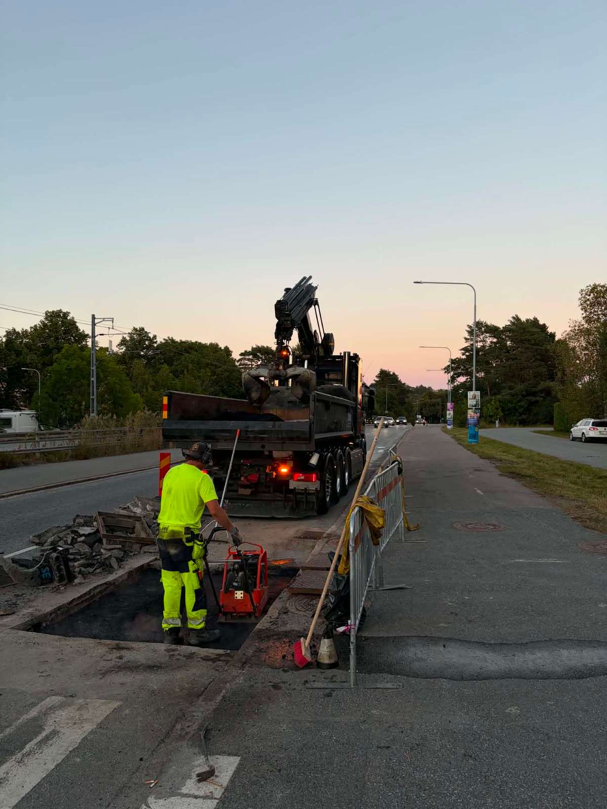 Kvällsjobb vid vägarbete i skymning